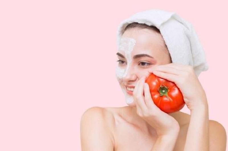Cô gái đang ăn sữa chua với làn da tươi sáng rạng rỡ minh họa tác dụng làm đẹp da